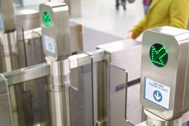 Toronto TTC Metrolinx Presto makineleri işlek bir Bloor ve Yonge istasyonunda. Bağlantı kurulamayan akıllı kart toplu taşımaya erişmek için kullanılır.