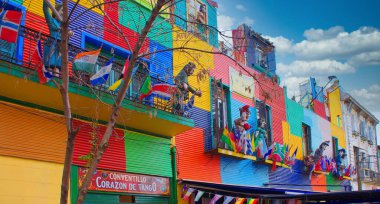 Buenos Aires, Arjantin - 15 Şubat 2020: El Caminito 'nun renkli binaları, bir sokak müzesi ve Buenos Aires' in bir mahallesi olan La Boca 'da turistlerin sıkça uğradığı geleneksel bir sokak. 
