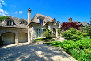 Toronto, Ontario, Kanada-20 Mayıs 2019: Toronto Forest Hill mahallesinin lüks evleri, pek çok tanınmış girişimcinin, ünlülerin, doktorların ve avukatların yaşadığı lüks bir ev