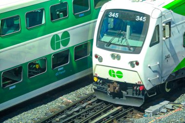 Toronto, Ontario, Kanada-26 Haziran 2018: Toronto Go treni Union istasyonuna varıyor.