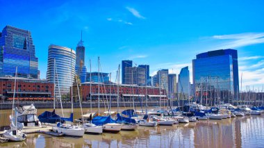 Buenos Aires, Arjantin-15 Eylül 2016: Güneşli bir günde Puerto Madero Körfezi