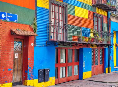 Buenos Aires, Arjantin-15 Eylül 2018: El Caminito 'nun renkli binaları, bir sokak müzesi ve Buenos Aires' in bir mahallesi olan La Boca 'da turistlerin sıkça uğradığı geleneksel bir sokak.