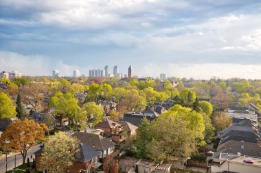 Orta ve üst sınıf ailelerin yanı sıra Ontario müteahhitlerinin imrendiği üst sınıf Eglinton ve Forest Hill yerleşim alanları.