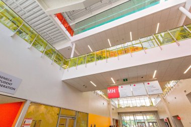 King City, Ontario, Kanada-20 Haziran 2019: King City 'deki Seneca College kampüsündeki Magna Salonu' nun sınıfları ve laboratuvarları