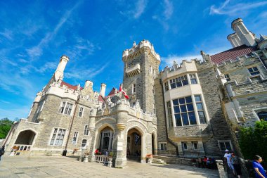 Toronto, Ontario, Kanada-9 Haziran 2019: Toronto şehir merkezindeki Casa Loma Tarihi Müzesi, Gotik Uyanış tarzı malikane, bahçe ve lüks bir gurme restoranı