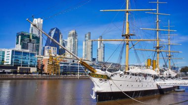 Buenos Aires, Arjantin-15 Eylül 2016: Güneşli bir günde Puerto Madero Körfezi