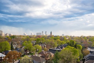 Orta ve üst sınıf ailelerin yanı sıra Ontario müteahhitlerinin imrendiği üst sınıf Eglinton ve Forest Hill yerleşim alanları.