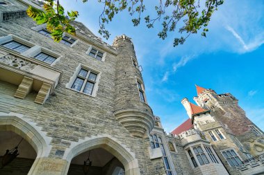 Toronto, Ontario, Kanada-9 Haziran 2019: Toronto şehir merkezindeki Casa Loma Tarihi Müzesi, Gotik Uyanış tarzı malikane, bahçe ve lüks bir gurme restoranı