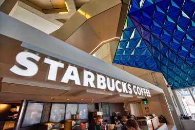 Toronto, Kanada-10 Nisan 2019: Starbucks kafe yeni inşa edilen Ryerson Üniversitesi kampüsünün lobisinde içki ve kahve servisi