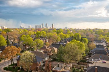 Orta ve üst sınıf ailelerin yanı sıra Ontario müteahhitlerinin imrendiği üst sınıf Eglinton ve Forest Hill yerleşim alanları.