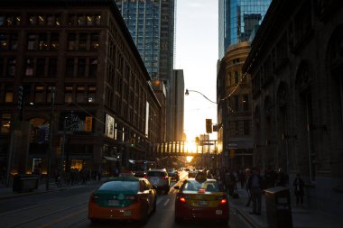 Toronto, Kanada-20 Temmuz 2016: Toronto şehir merkezinde taksi müşterilerine yoğun caddelerde hizmet veriyor