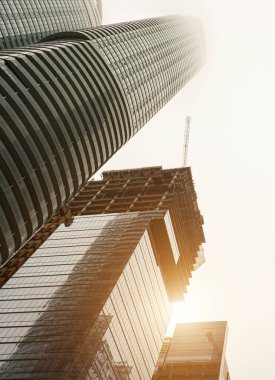 Toronto finans bölgesi silüeti ve modern mimari manzarası. Gökdelenler, sis ve bulut konsepti.