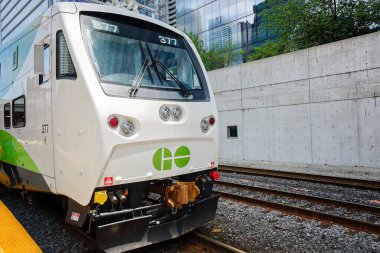 Toronto, Ontario, Kanada-2 Haziran 2019: Toronto Go Treni Union İstasyon Terminali 'ne yanaşıyor.