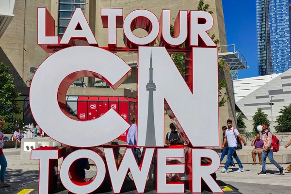 Toronto Kanada Července 2018 Turisté Pózují Před Památkou Toronto Tower — Stock fotografie
