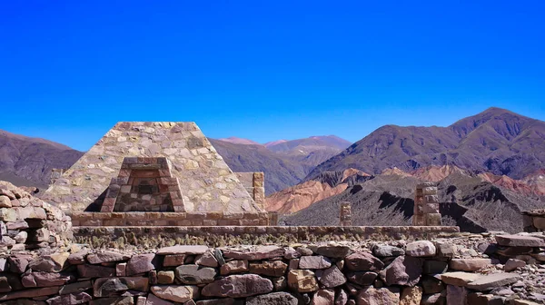 Malownicze Kolorowe Góry Quebrada Humahuaca Starożytne Ruiny Wioski Tilcara Argentynie — Zdjęcie stockowe