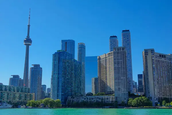 Toronto finans bölgesi Ontario Gölü 'nden ufuk çizgisi