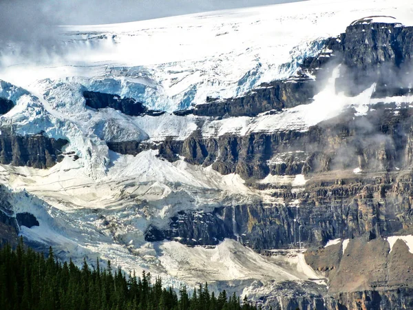 캐나다 로키산맥 경치좋은 경관과 풍경을 가로지르는 서스캐처원주 — 스톡 사진