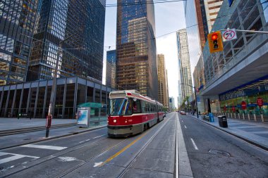 Toronto, Kanada-7 Mart 2018: Toronto şehir merkezinde modernize edilmiş sokak arabası