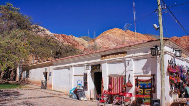 Purmamarca, Jujuy, Arjantin-11 Mart 2017: Purmamarca köyü sokakları