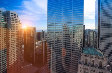 Toronto 'nun finans bölgesi şehir merkezinde, Bay ve King yakınlarında.