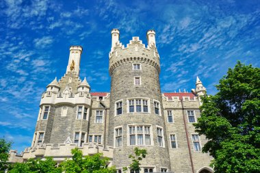 Toronto, Ontario, Kanada-9 Haziran 2019: Toronto şehir merkezindeki Casa Loma Tarihi Müzesi, Gotik Uyanış tarzı malikane, bahçe ve lüks bir gurme restoranı