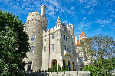 Toronto, Ontario, Kanada-9 Haziran 2019: Toronto şehir merkezindeki Casa Loma Tarihi Müzesi, Gotik Uyanış tarzı malikane, bahçe ve lüks bir gurme restoranı