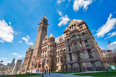 Toronto, Kanada-10 Nisan 2019: Nathan Phillips Meydanı 'ndaki Eski Toronto Belediye Binası, Ontario Adliyesi için adliye binası olarak kullanılan bina.