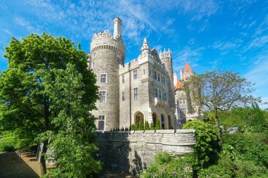 Casa Loma 'nın tarihi kalesi Gotik Uyanış tarzı malikane, bahçe ve Toronto şehir merkezinde lüks bir gurme restoranı.