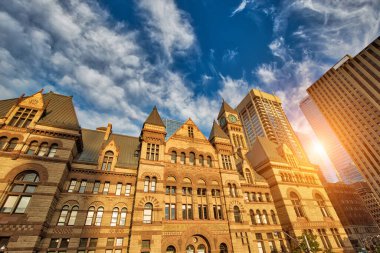 Toronto Belediye Binası ve Nathan Phillips Meydanı gün batımında