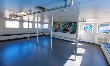 Toronto, Kanada-20 Ağustos 2019: Billy Bishop havaalanı feribotu havaalanı kalkış ve varış rotası üzerinde bir kanalı geçiyor