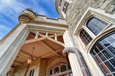 Toronto, Ontario, Kanada-9 Haziran 2019: Toronto şehir merkezindeki Casa Loma Tarihi Müzesi, Gotik Uyanış tarzı malikane, bahçe ve lüks bir gurme restoranı