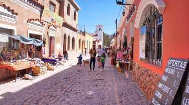 Arjantin, Humahuaca-20 Eylül 2017: Humahuaca köyünün manzaralı sokakları