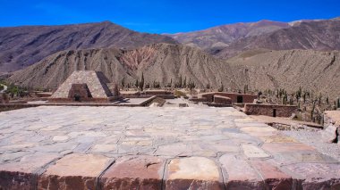 Tilcara, Arjantin, Manzaralı dağlar ve antik kalıntılar