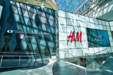 Toronto, Ontario, Kanada-20 Mart 2019: Toronto 'da Dundas Meydanı' nda CF Eaton Alışveriş Merkezi girişi
