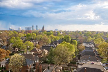 Orta ve üst sınıf ailelerin yanı sıra Ontario müteahhitlerinin imrendiği üst sınıf Eglinton ve Forest Hill yerleşim alanları.
