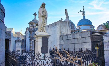 Buenos Aires, Arjantin-20 Ağustos 2017: Buenos Aires 'teki ünlü La Recoleta Mezarlığı, aralarında Eva Peron' un, Arjantin başkanlarının, Nobel Ödülü sahiplerinin de bulunduğu önemli kişilerin mezarları