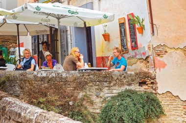 Granada, İspanya - 1 Ekim 2019: Granada 'da ulusal gıda hizmeti veren İspanyol restoranı