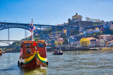 Porto, Portekiz-14 Ekim 2017: Ünlü Rio Douro tekne turları, şehrin ana kent simgeleri ve gösterileri