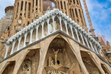 BARCELONA, CATALONIA, İSPA-EKİM 17, 2017: Ünlü Antonio Gaudi Sagrada Aile Katedrali, Kapatın Kuleyi