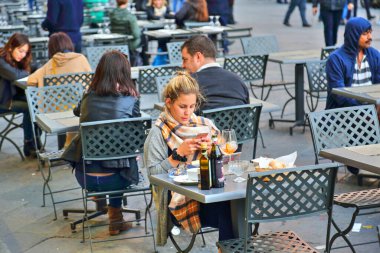 FLORENCE, İtalya 16 HAZİRAN 2017: Turistler Duomo Katedrali yakınlarında bir yemeğin tadını çıkarıyorlar
