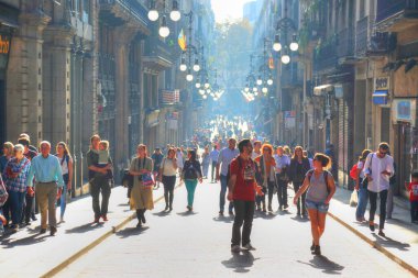 BARCELONA, İSPA-EKİM 16, 2017: Barcelona 'nın tadını çıkaran turistler