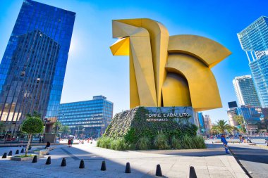Mexico City, Mexico-10 Aralık 2018: Torre Caballito ve Paseo de Reforma Bulvarı yakınlarındaki Landmark El Caballito Anıtı