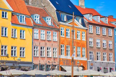Kopenhag, Danimarka-2 Ağustos 2018: Kopenhag 'daki ünlü Nyhavn (Yeni Liman) körfezi, Avrupa' nın tarihi, renkli binaları olan 17. yüzyıldan kalma bir liman. Tekne ve kanal turları için bir başlangıç noktası.