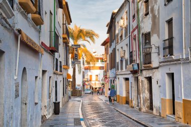 Cordoba, İspanya-23 Ekim 2017: Tarihi şehir merkezinde güneşli bir günde Cordoba sokakları