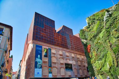 Madrid, İspanya-16 Ekim 2018: Tarihi Caixa Forum Binası