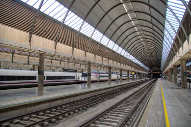 Seville, İspanya, 19 Ekim 2016: Seville ana tren istasyonu, Santa Justa, yoğun bir şehirlerarası bağlantı merkezi