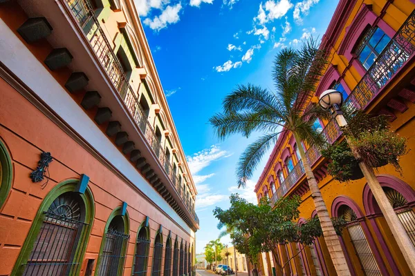墨西哥 马扎特兰 历史城区中心五彩斑斓的古城街道 — 图库照片