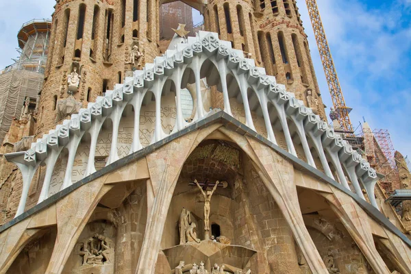 バルセロナ カタロニア スペイン 2017年10月17日 有名なアントニオ ガウディ サグラダ ファミリア大聖堂 タワーの近く — ストック写真