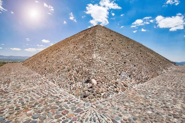 メキシコ市の近くに位置するランドマークTeotihuacanピラミッド — ストック写真