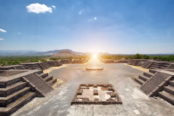 メキシコ市の近くに位置するランドマークTeotihuacanピラミッド — ストック写真